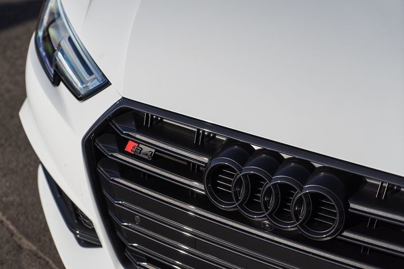 Audi 純正 グロス ブラック FourRings フロント グリル エンブレム [1]  A1(GB),A3/S3/RS3(8V),A4/S4/RS4(8K/B8/B8.5/8W/B9/F4),A5/S5/RS5(8T,F5)A6(4A/F2/C8),A7(4K/F2/C8)