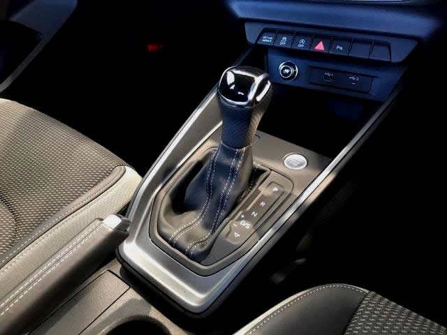 新品純正】アウディ A1 純正ステアリング シフトノブセット