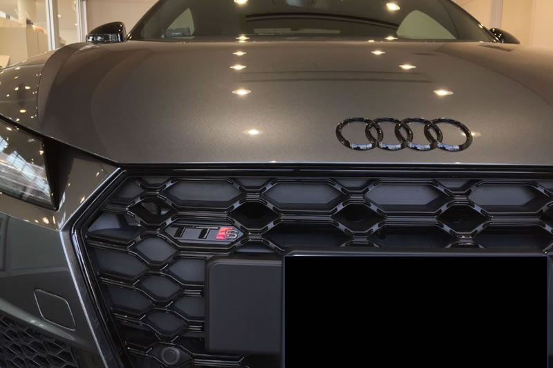 Audi 純正 TTS (FL後8S/FV) グロスブラック フロント グリル エンブレム